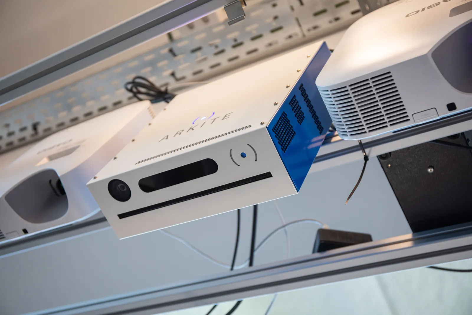 Proyector y sensor 3D de Arkite montados sobre el puesto de trabajo