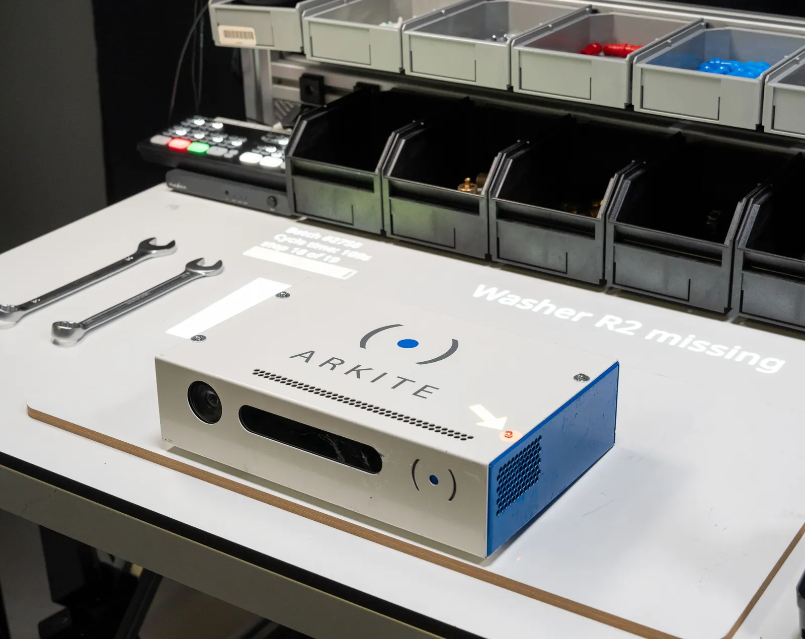 El sensor de visión detecta una arandela que falta y la proyección indica al operario: Falta la arandela R2