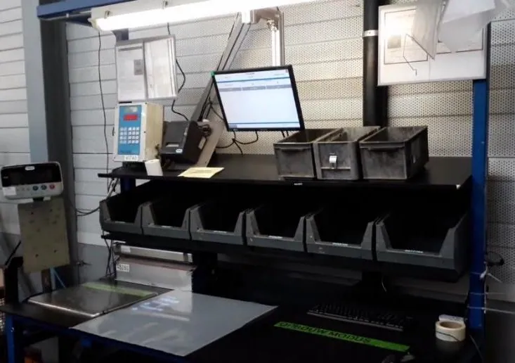 Packing station with guidance at the workstation
