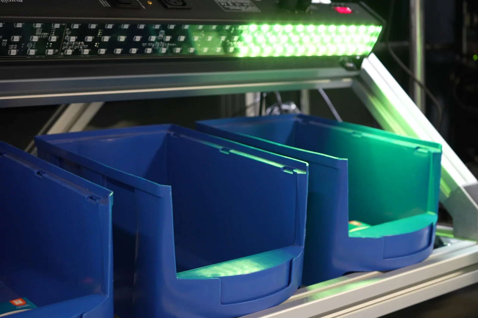 Picking bins with DMX lights: the correct bin lights up green for the next pick