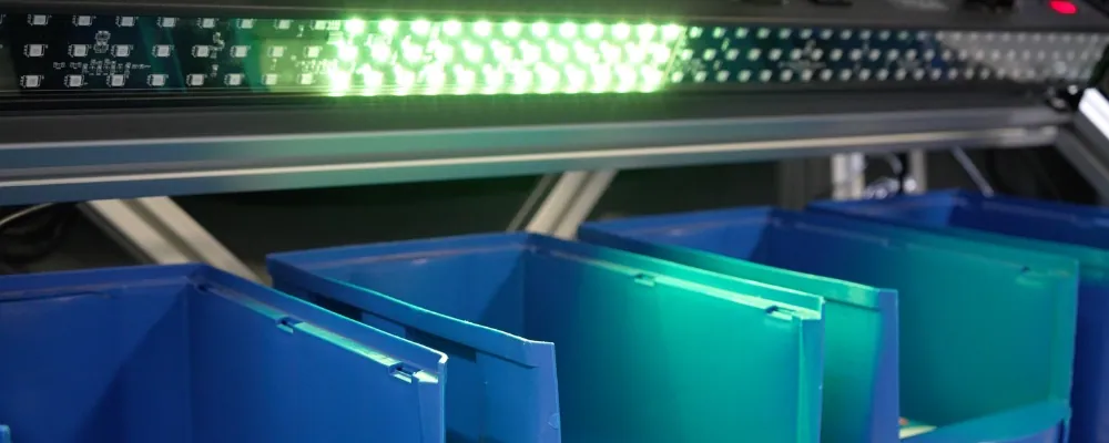 Barra de luces DMX que ilumina en verde el contenedor de picking correcto